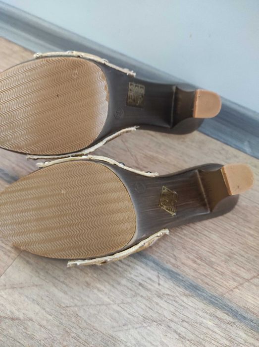 Атрактивни дамски чехли на ток, размер 35/36