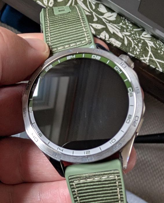 Huawei Watch GT 4 46 мм с зеленым ремешком.