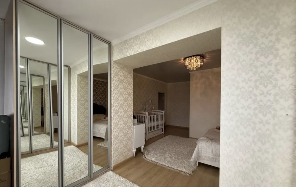 Продам 4х комн квартиру в центре Батыса