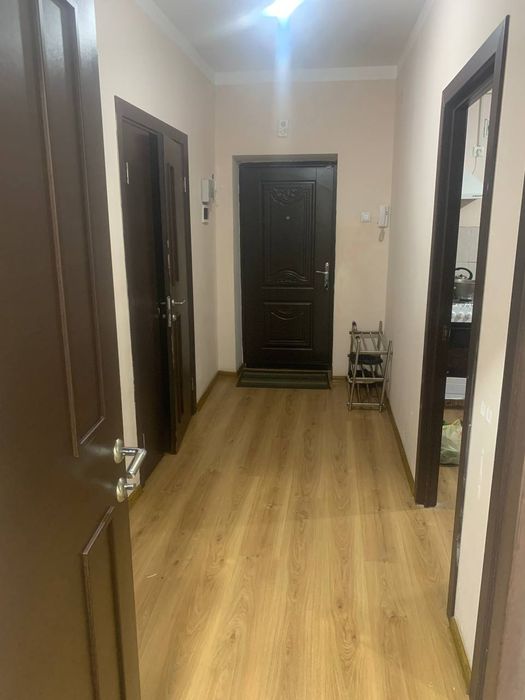 Kvartira õgil bollarga.Har bir xonaga 2kishi turadi obshiy4xonaga 8ta