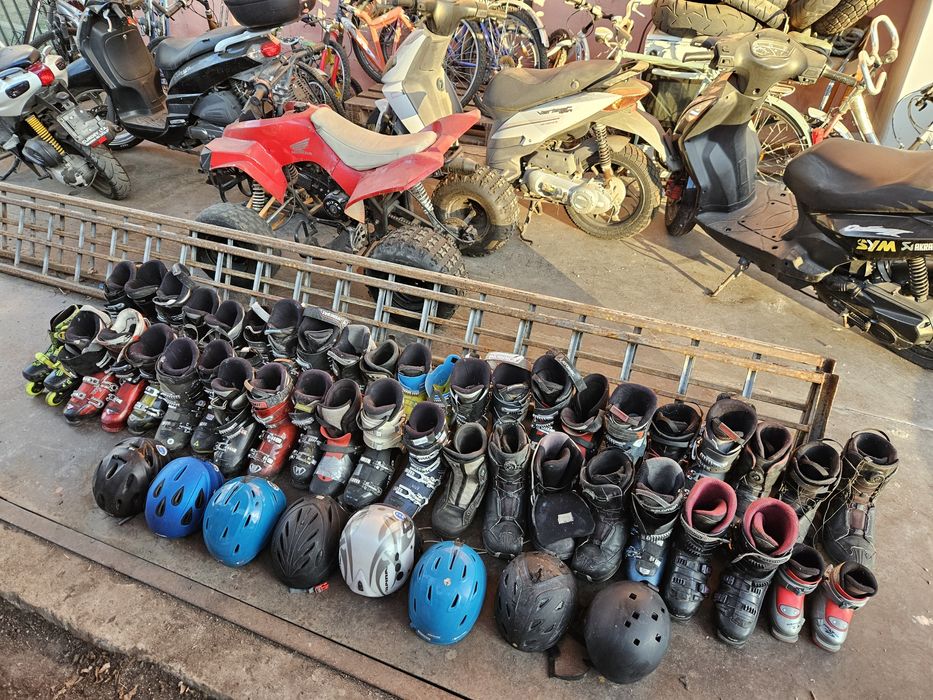 Ски обувки и каски всичко за 200лв