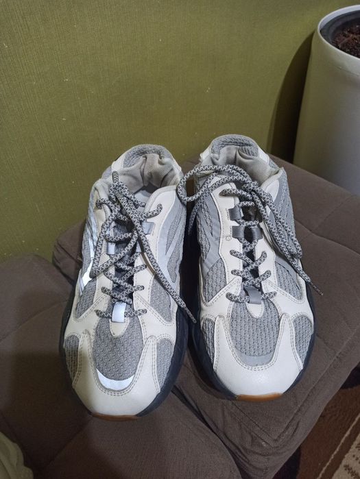 Высокие кроссовки Джордан и Adidas yeezy