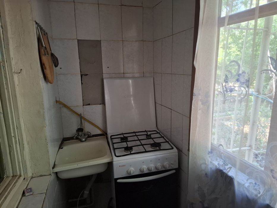 Продаётся просторная, светлая квартира в тихом зелёном дворе.