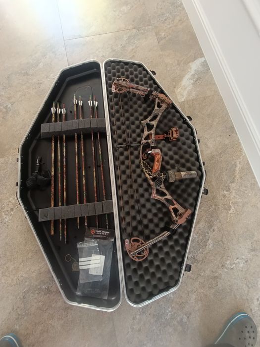 Arc compound Hoyt pentru mana stanga