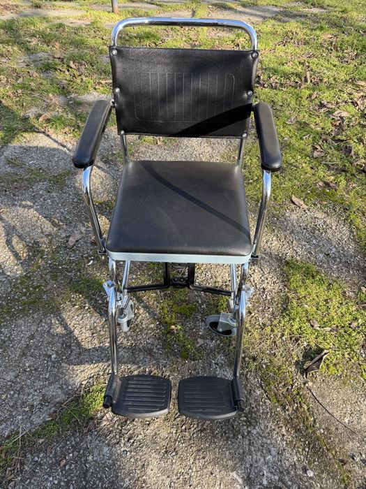 Тоалетен инвалиден стол