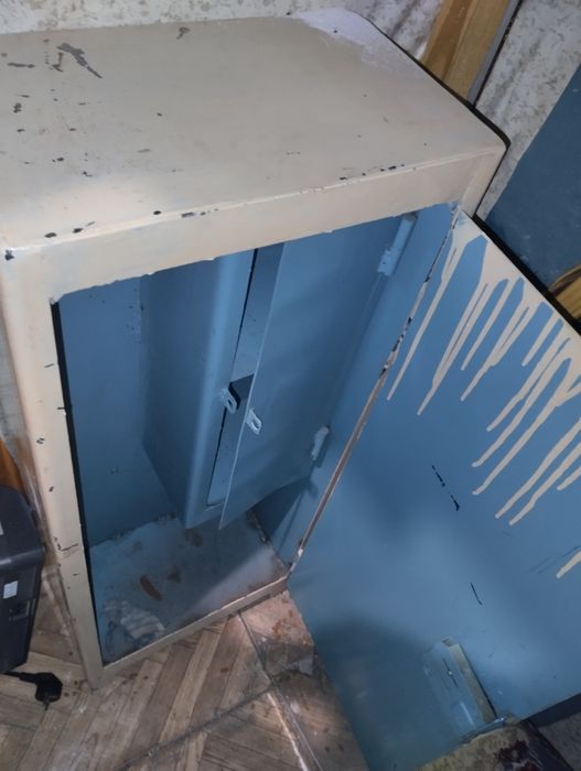 Сейф вместительный, в хорошем состоянии толщина 2 мм