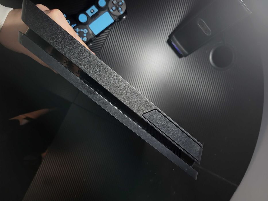 play station 4 + джойстик , перфектно състояние .