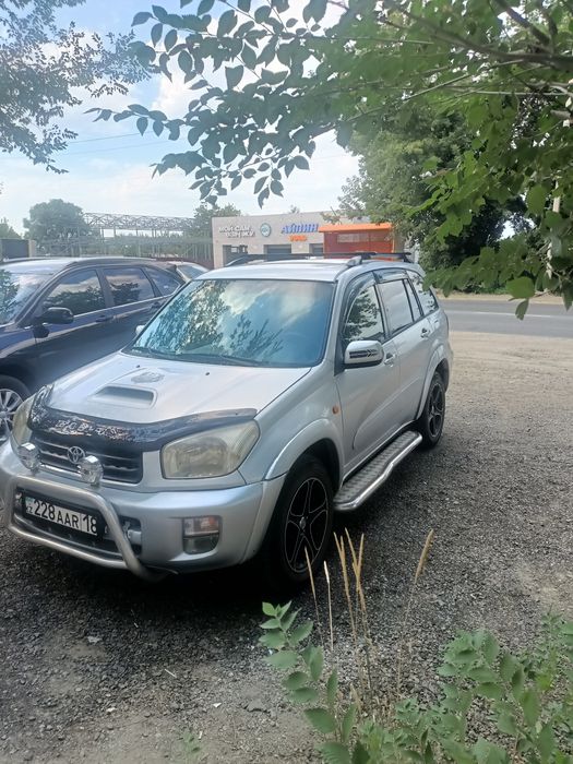 Автомобиль Тойота Рав 4