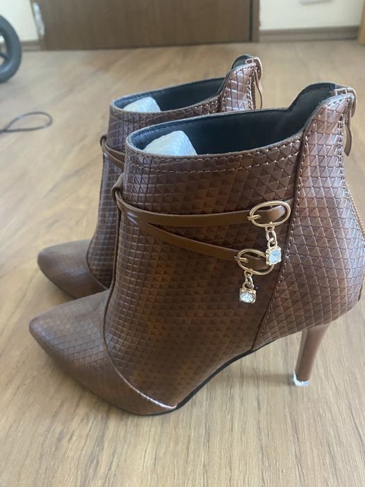 Ghetute dama, model piele sarpe, maro