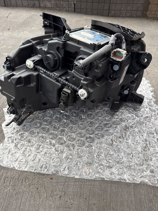 Чисто нов фар за Мерцедес w470 x klass