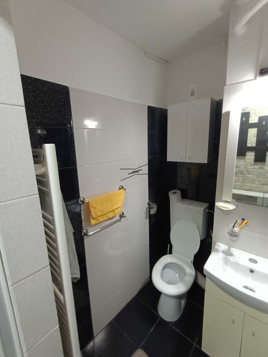 Persoană fizică închiriez Ap. 2 camere.