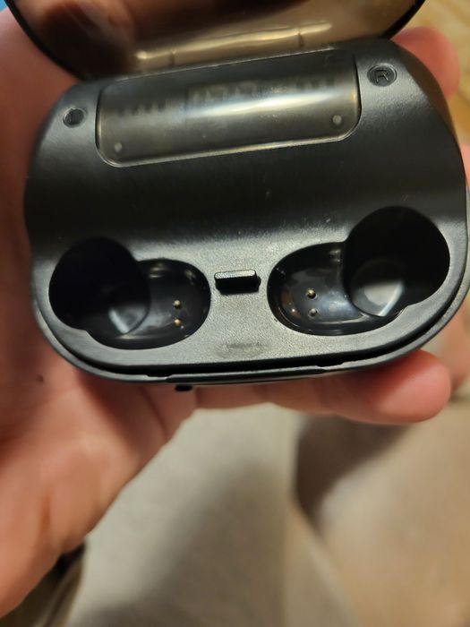 Vând căști bluetooth care au fost folosite un an  și curățate