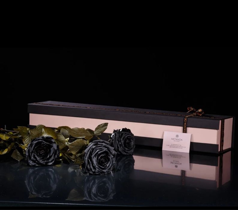 Луксозна Кутия с 3 Черни Рози - вечна роза