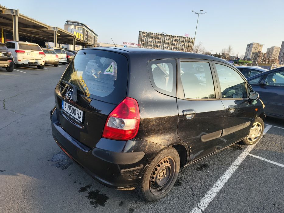 Продавам черна Honda Jazz
