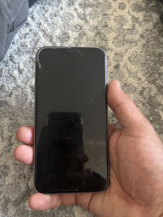 Iphone 11 заблокированный манитор и сенсор рабочий, не дорого