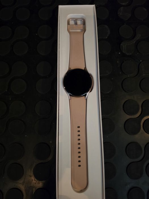 Продавам Samsung Watch 4