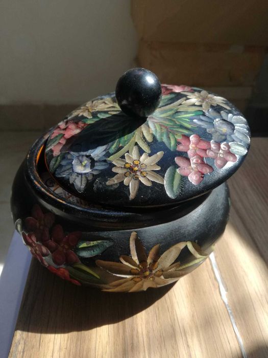 Caseta / bomboniera din lemn lucrata manual