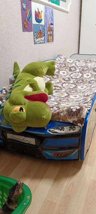 Продам кроватку детскую машинка.