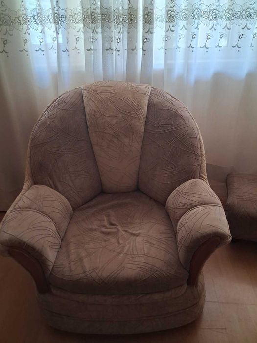 Продаваме обзавежане - спалня, маса с 4 стола, холова гарнитура, единично и двойно легло
