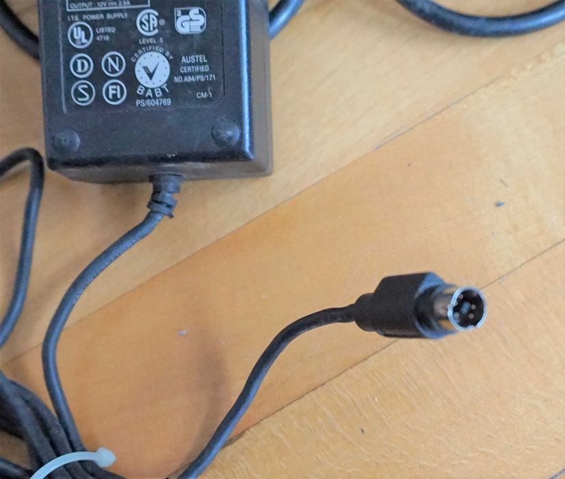 2 броя адаптери за лаптоп