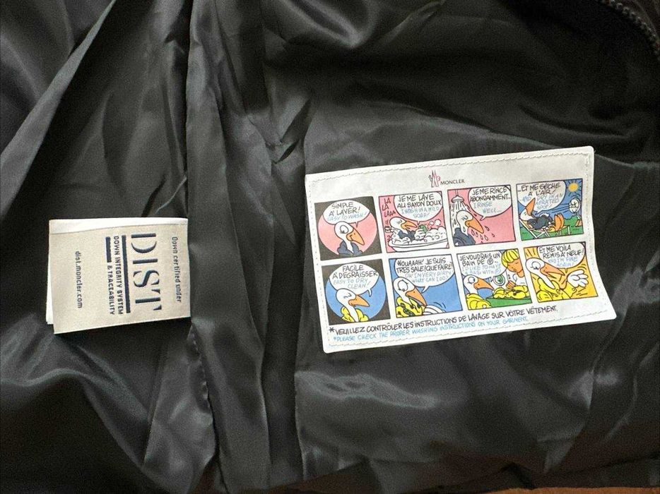 Geaca Moncler cu eticheta (nu Nike, Gucci, Adidas, Balenciaga)