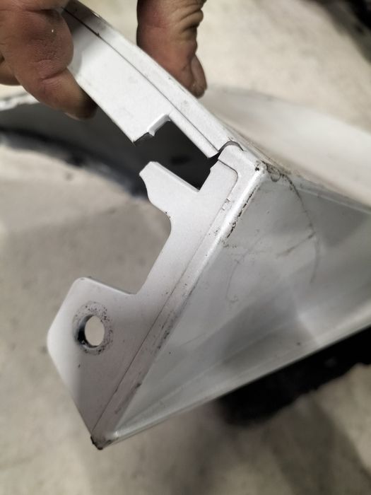 Необорудвана задна броня със Забележки Tesla Y 2024г.