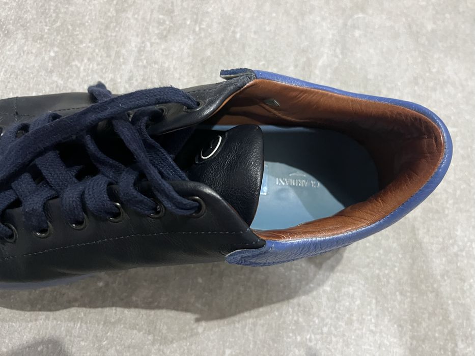 Тъмно сини обувки