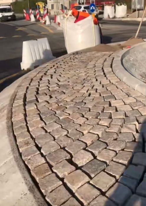 Vând piatră cubică naturală de pavaj istroic și montez