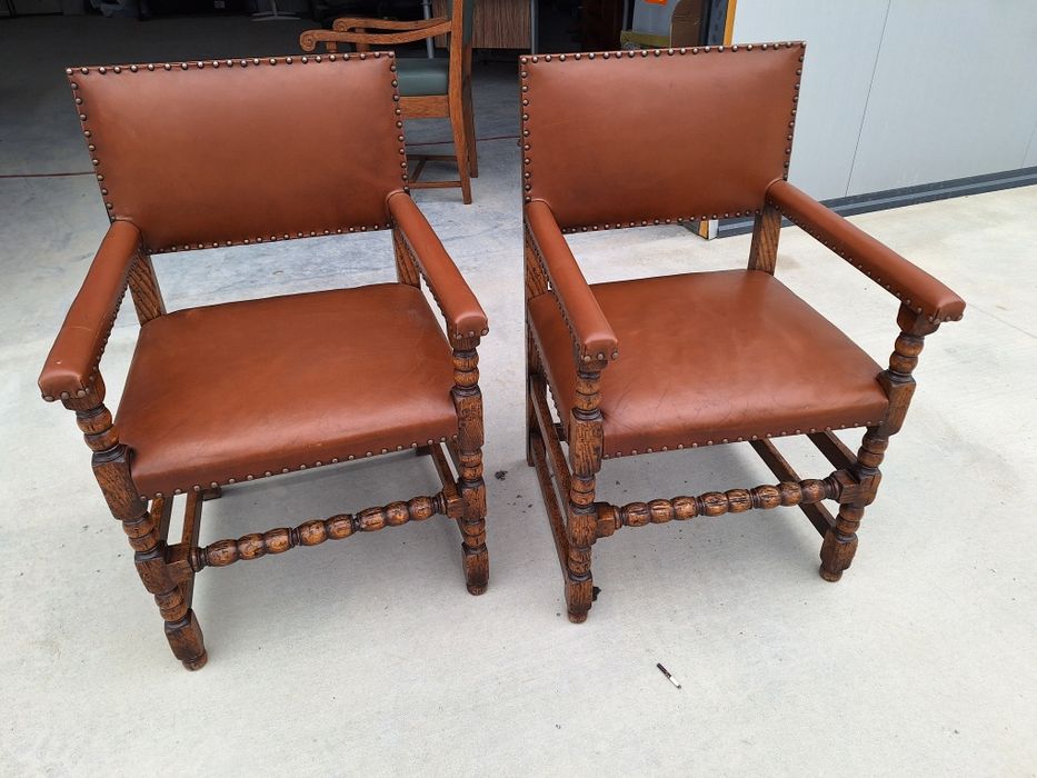 2 стола от масив със кожена дамаска