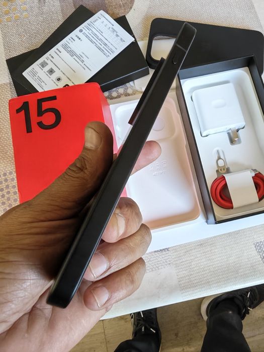 Oneplus 15/12-256/, отличен, комплект, възможен бартер.