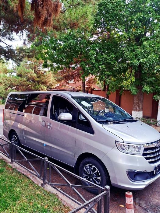 Водитель с минивэном JAC M3 — поездки по Узбекистану