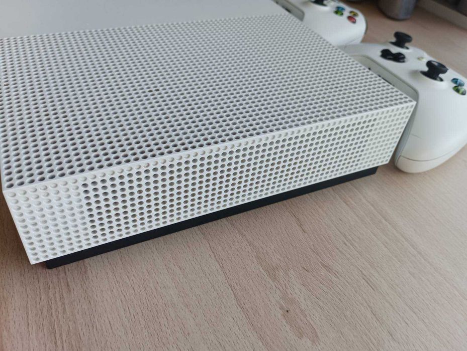 Xbox One S – 1T GB памет – отлично състояние – кутия