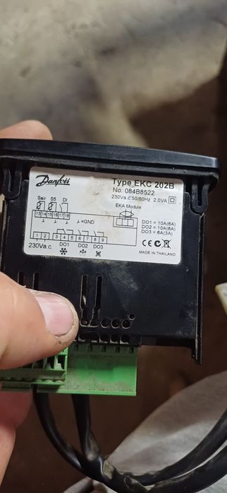 Термостат за витрини за вино