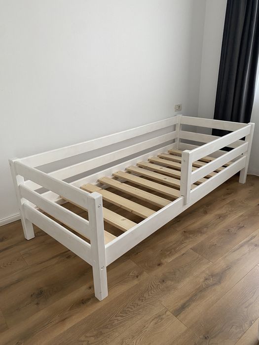 Pat din lemn masiv cu saltea