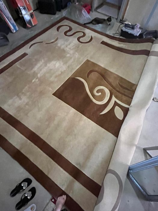 Vand  2 covoare unul de 3m/4m si unul de 1,5m/2m in stare foarte buna