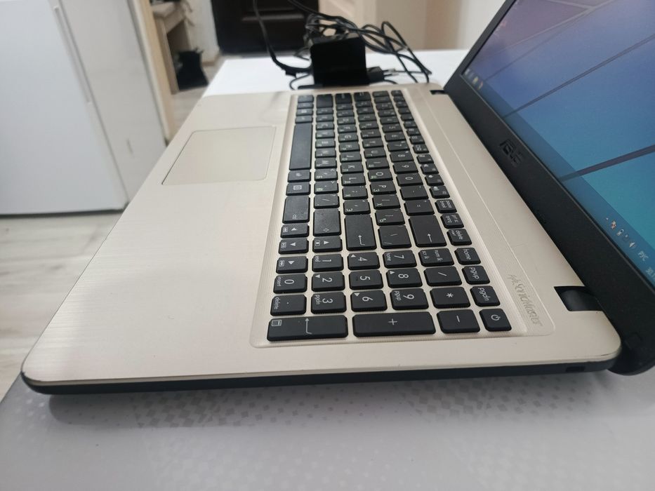 Ноутбук Asus в хорошем состоянии