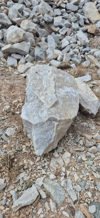 Белый бутовый, мраморный камень