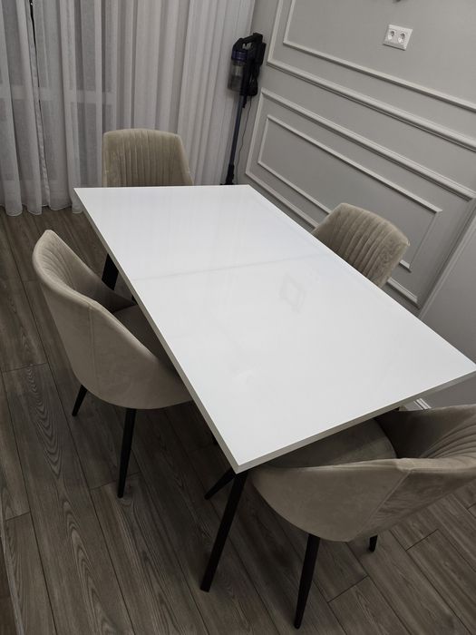 Продам кухонный стол и стулья