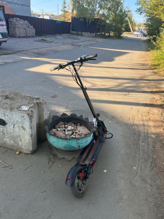 Электросамокат на ходу