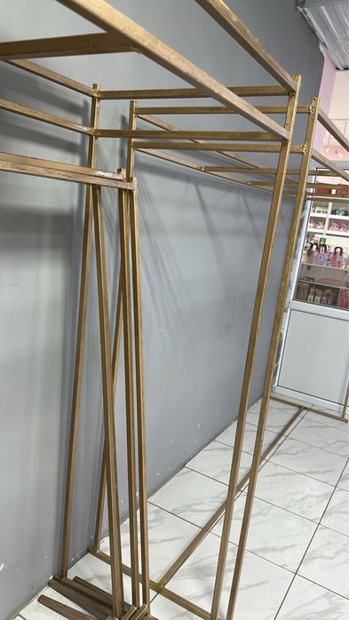 Рейлы золотистые для магазина одежды