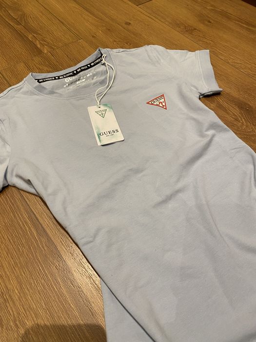 Синя тениска и шапка guess