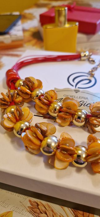 Colier unicat cu sidef natural auriu si elemente aurite