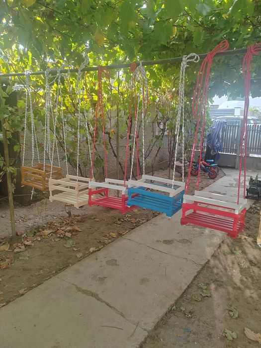 Leagăne din lemn pentru copii