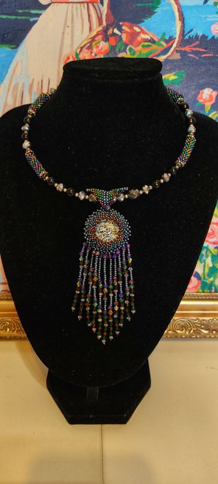 Колье с кулоном сердце.