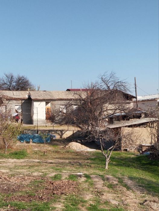 Uy sotiladi Narxi sotixiga 14.000$ Dan yana kelishiladi jami 14.4sotix