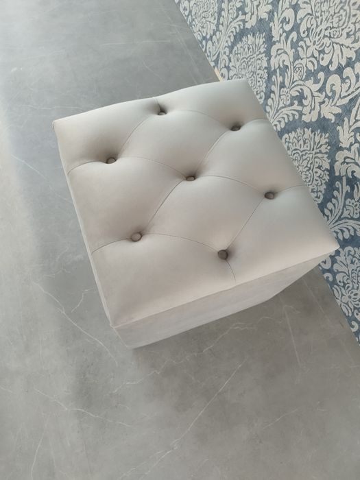 Vând taburet tapițat Chesterfield din catifea gri cu spatiu depozitare
