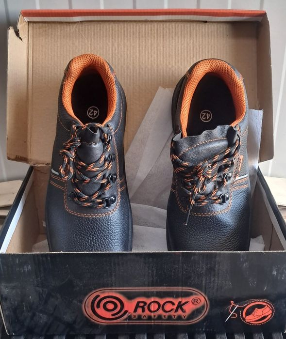 De vânzare bocancii