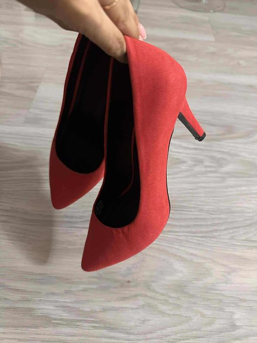 Обувки на нисък ток