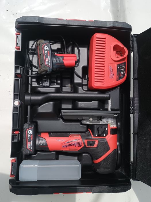 Fierastrau pendular milwaukee fjs , la cutie cu 2 baterii + incarcator