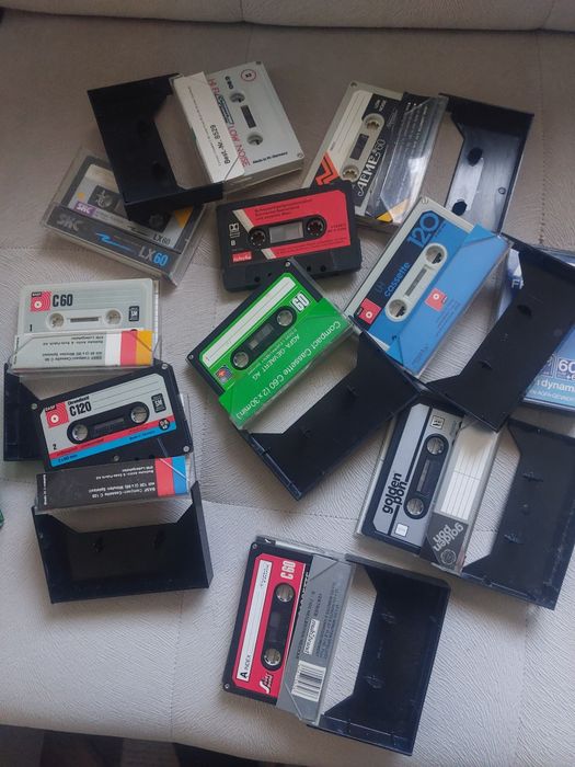 Vând geanta cu 15 casete audio de colecție